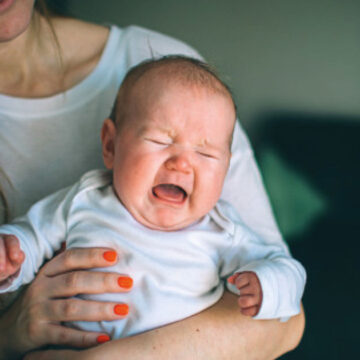Razones por las que tú bebé llora con desconocidos