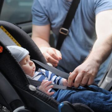 Razones por las que no debes dejar dormir a tu bebé en la silla del coche