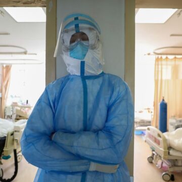 Enfermero conmociona al mundo por su gran gesto con pacientes aislados por coronavirus