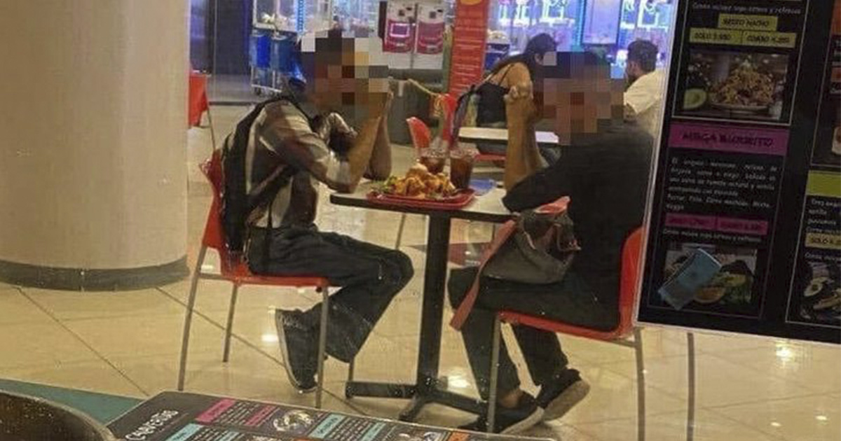 «Bendícelos»: Dos Jóvenes oraron a mitad de un centro comercial por recibir ayuda en comida
