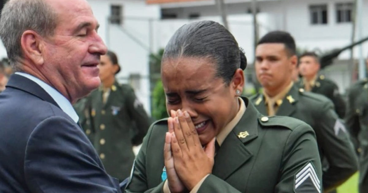 Con solo 19 años esta chica logró graduarse como sargento y llora de alegría «Dios me ayudo»