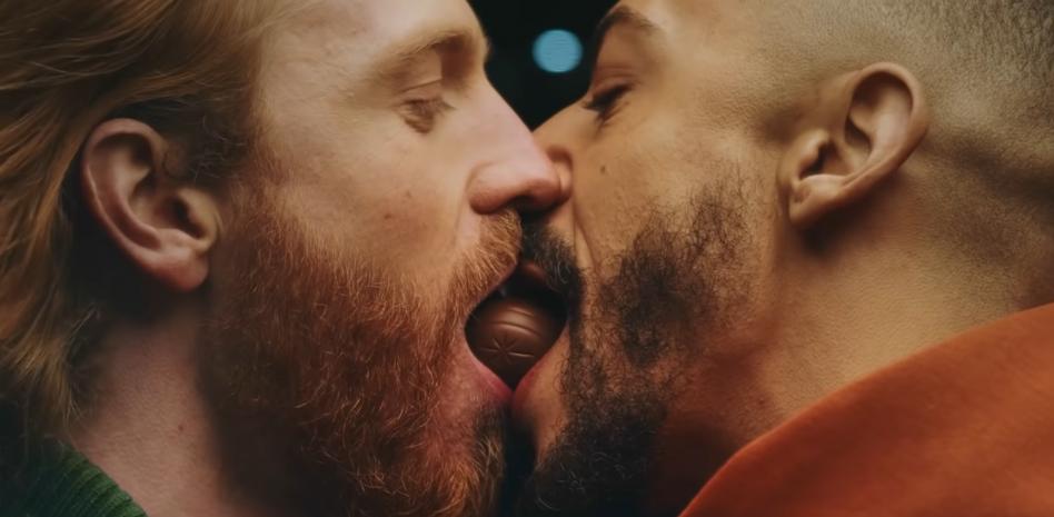 La marca de chocolates Cadbury crea polémica al anunciar los “Creme Egg” con una pareja gay besándose