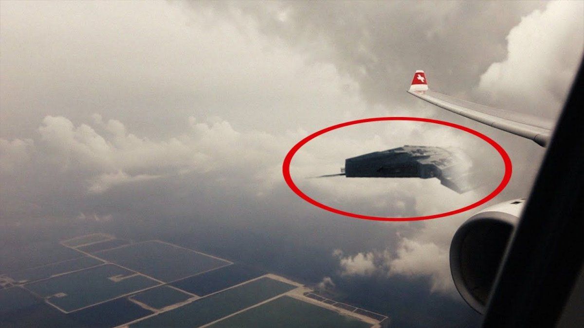 Queda grabado el momento en el que dos enormes Ovnis volaban a la misma altura de un avión