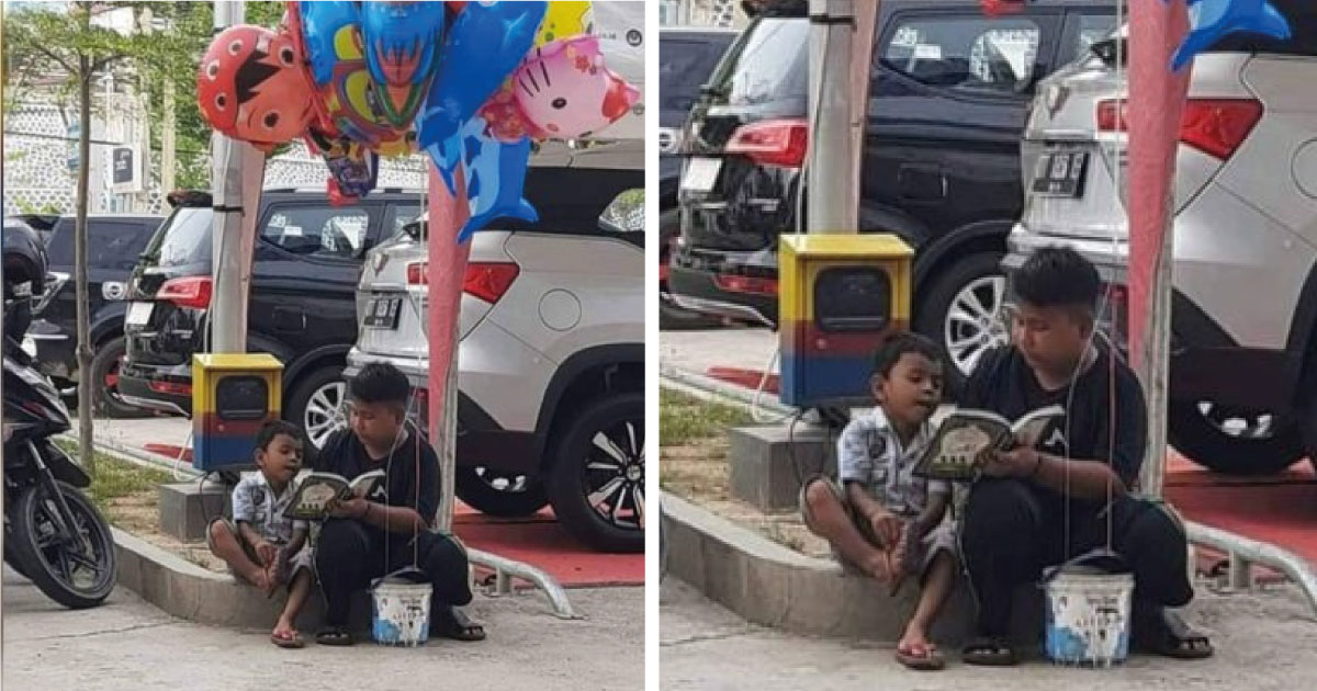 Mientras vende globos en la calle, cuida y enseña a leer a su hermanito menor