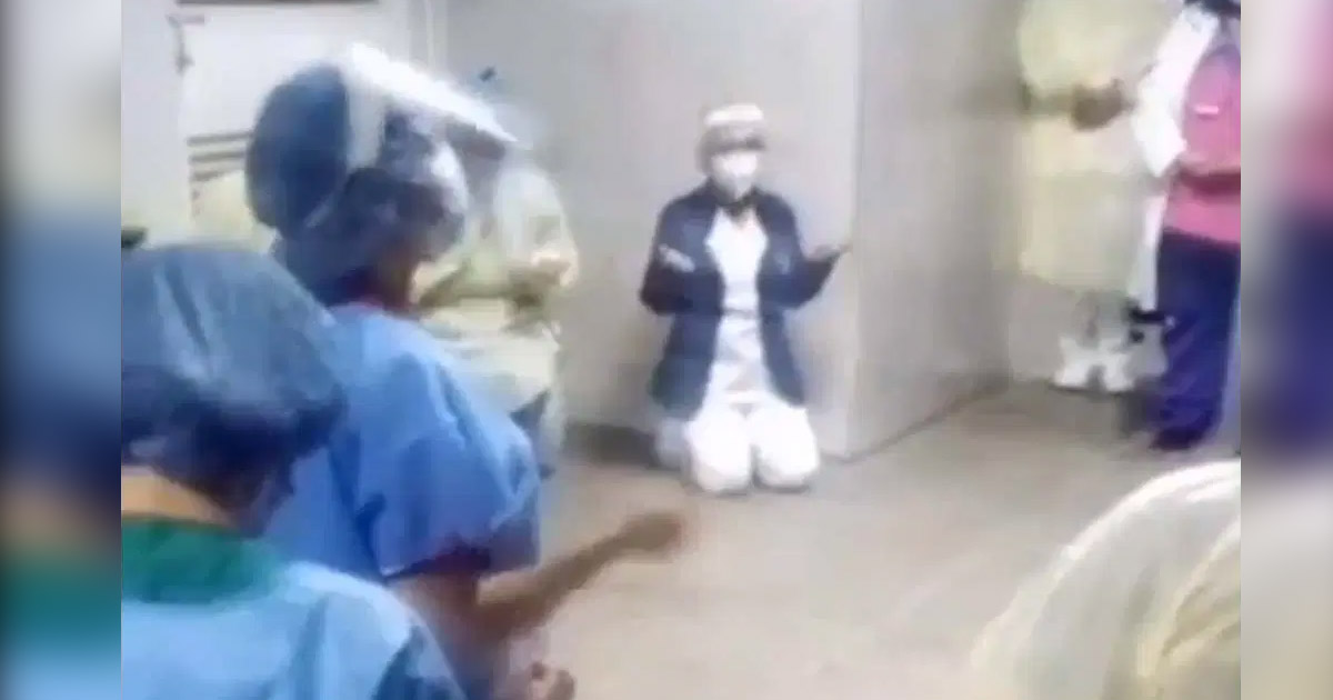 Video: Captan a médicos de rodillas y rezando por que la pandemia termine