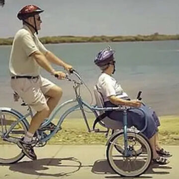 Abuelito crea una bicicleta especial para pasear con su mujer con Alzheimer