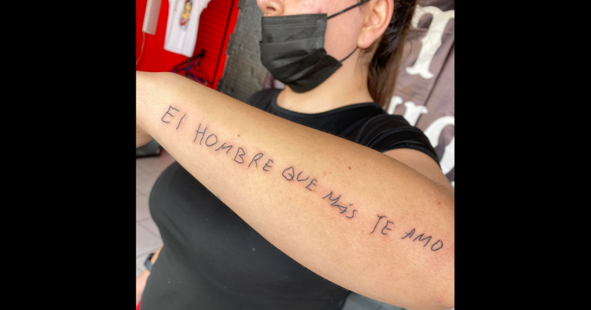 «El hombre que más te amó»: Mujer se tatúa las ultimas palabras de su papá