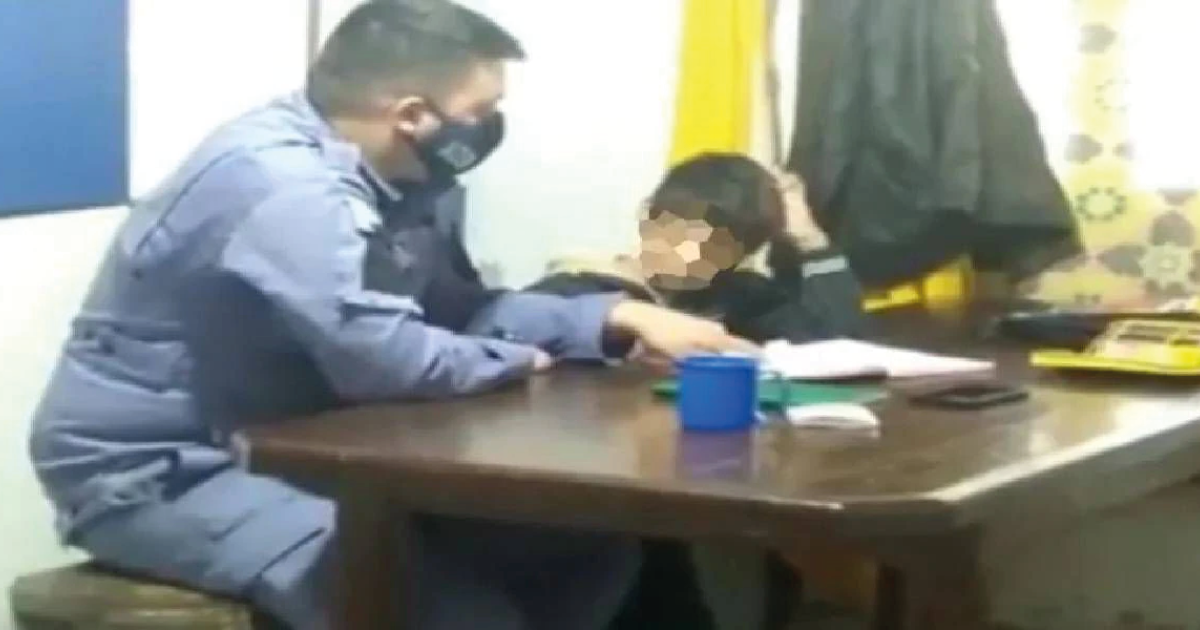 Cansada de que su hijo no hiciera la tarea lo llevó a la policía