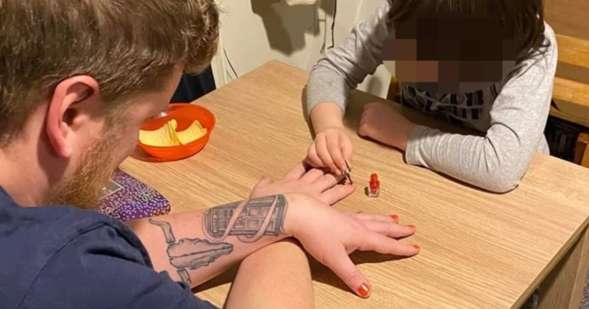 Niño de 6 años pinta las uñas a su padrastro luego de ser rechazado por abuela. Él lo apoyó