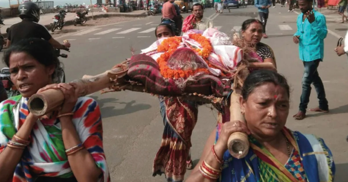 Hijas cargan el cuerpo de su madre porque sus hermanos no fueron al funeral