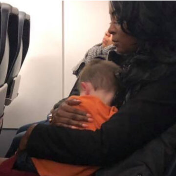 Estaba agotada junto a sus hijos de 5 y 2 años. Una extraña se ofreció a llevar a su hijo todo el vuelo