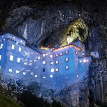 La historia del castillo más grande del mundo al interior de una cueva
