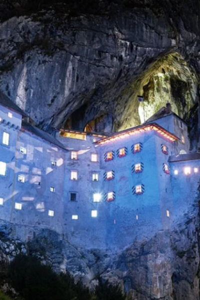 La historia del castillo más grande del mundo al interior de una cueva