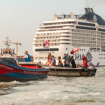 Italia prohíbe los cruceros en Venecia para proteger su patrimonio cultural y ambiental.