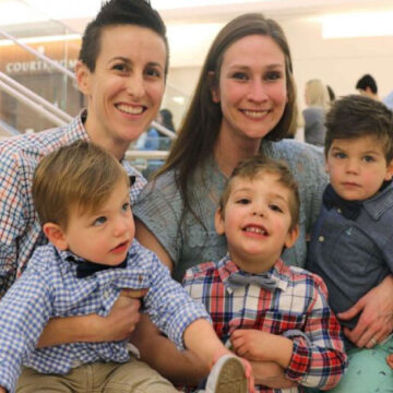 Madres lesbianas adoptan 3 hermanos para evitar que se separaran