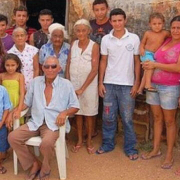 Tiene 90 años y 50 hijos: 17 hijos con la primera mujer, 17 con la segunda, 15 con la cuñada y uno con su suegra