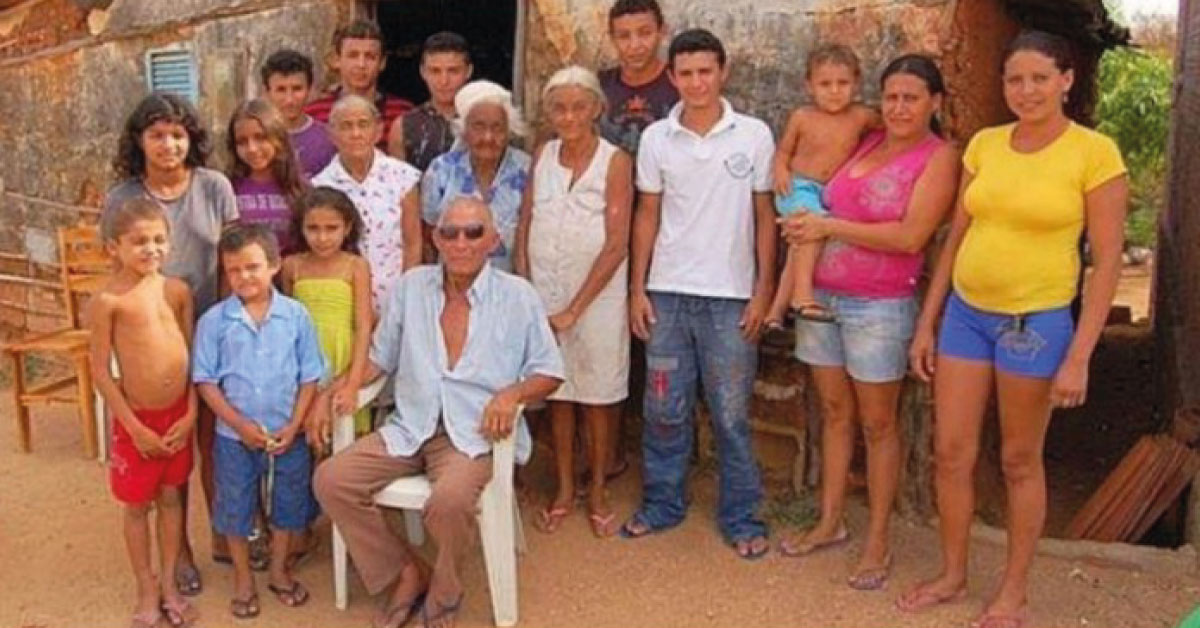 Tiene 90 años y 50 hijos: 17 hijos con la primera mujer, 17 con la segunda, 15 con la cuñada y uno con su suegra