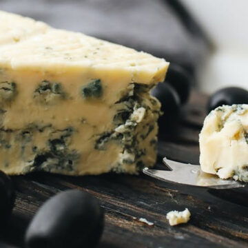 Casu marzu: El antiguo queso elaborado con gusanos considerado «el más peligroso del mundo»