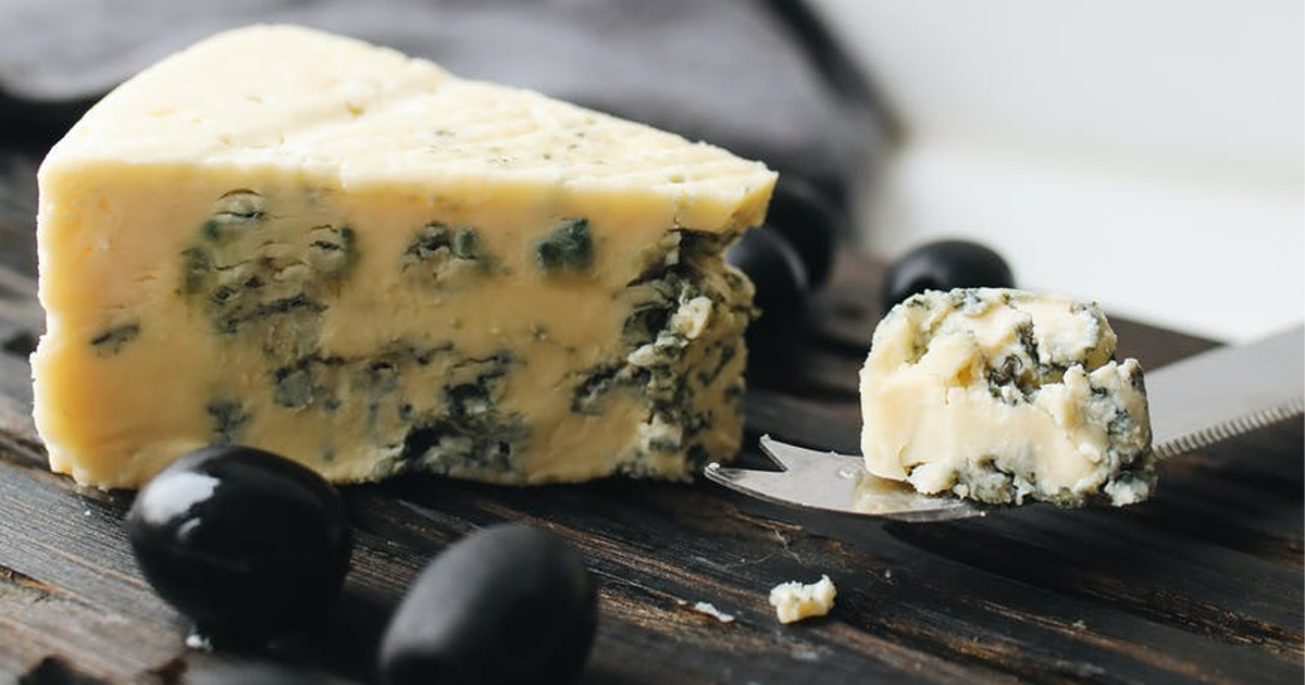 Casu marzu: El antiguo queso elaborado con gusanos considerado «el más peligroso del mundo»