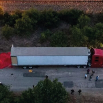 Encuentran los cuerpos de 50 migrantes en Texas, los abandonaron en un camión