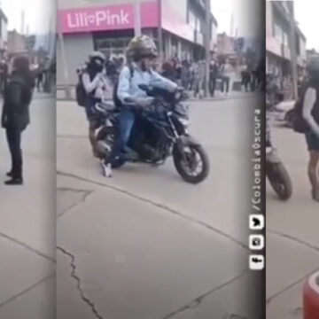 Mujer baja a su esposo y a la amante de la moto que ella le regaló: “¡Esa moto es mía!”.