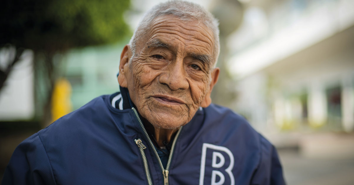 Abuelito se gradúa de ingeniero a los 84 años: «Nada más se vive una vez».