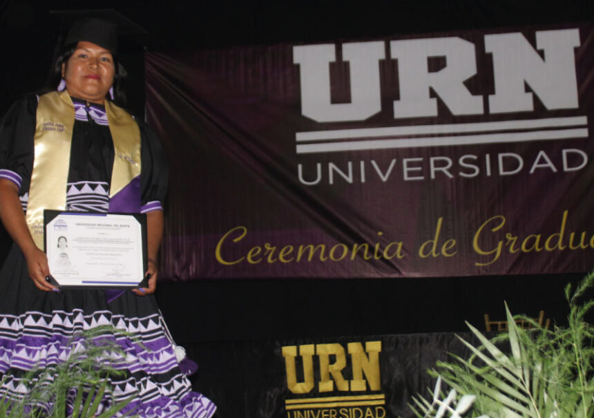 Mujer indígena rarámuri se graduó como abogada en México