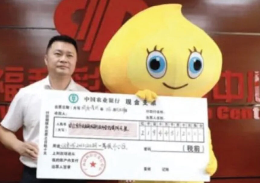 Hombre gana la lotería y recoge su premio disfrazado para que su familia no le pida dinero