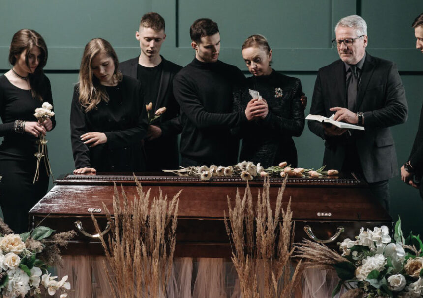 Mujer elige antes de fallecer solo a 15 personas para que estuvieran en su funeral