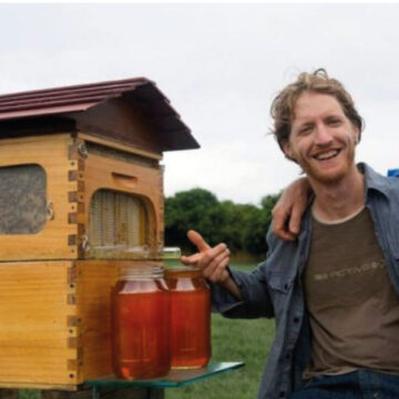Padre e hijo incrementan la población de abejas al instalar colmenas en todo el mundo