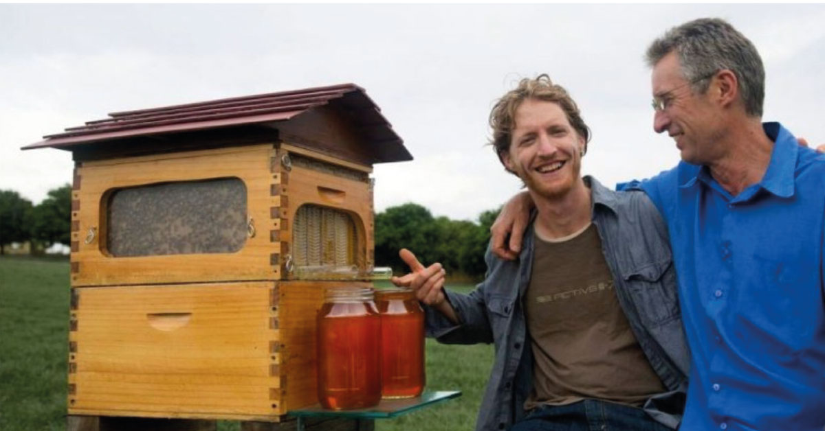 Padre e hijo incrementan la población de abejas al instalar colmenas en todo el mundo