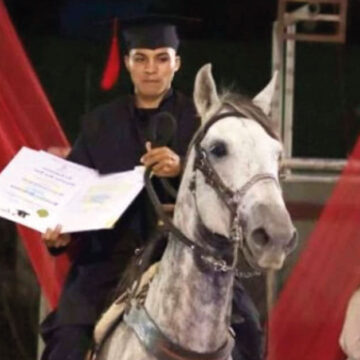 Llega a su graduación en el caballo que lo llevaba todos los días a la escuela