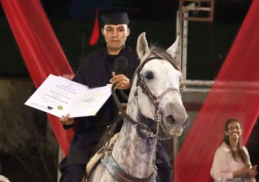 Llega a su graduación en el caballo que lo llevaba todos los días a la escuela