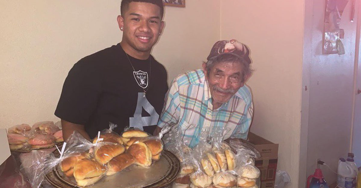 Abuelito necesitaba vender sus panes y este chico lo ayudó en redes sociales. Miles lo apoyaron