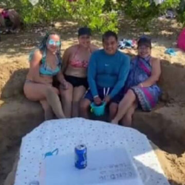 Familia hace sus propias sillas y mesa en la arena para no pagar renta en la playa