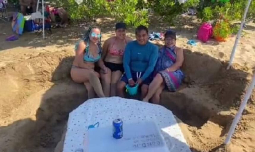 Familia hace sus propias sillas y mesa en la arena para no pagar renta en la playa