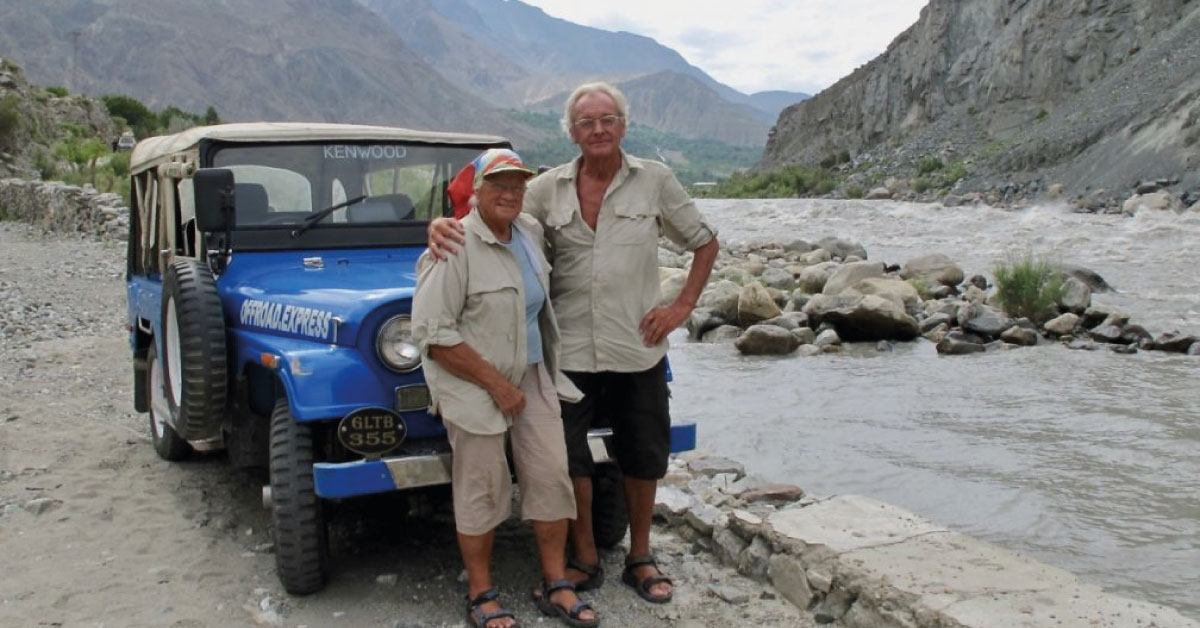 Tienen más de 60 años juntos, han viajado por 190 países y solo se hospedan en hostales