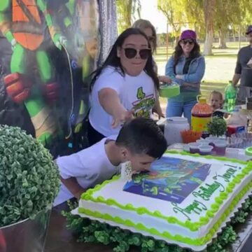 Niño destruye su propio pastel de cumpleaños tras un berrinche