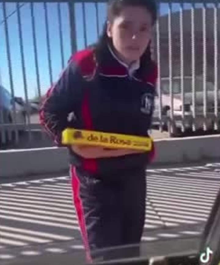 Padre obliga a su hija a vender mazapanes en la calle