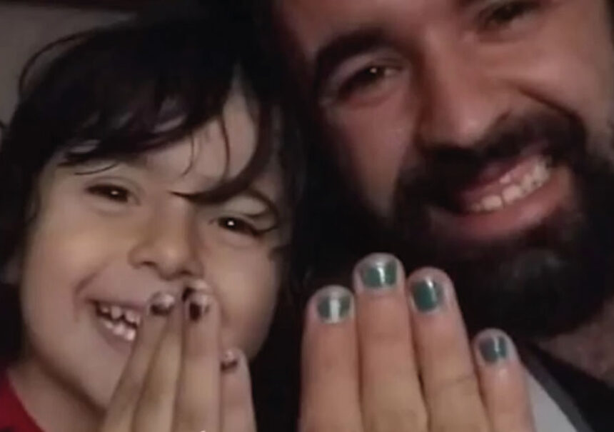 Padre se pinta las uñas en apoyo a su hijo que fue acosado en la escuela.